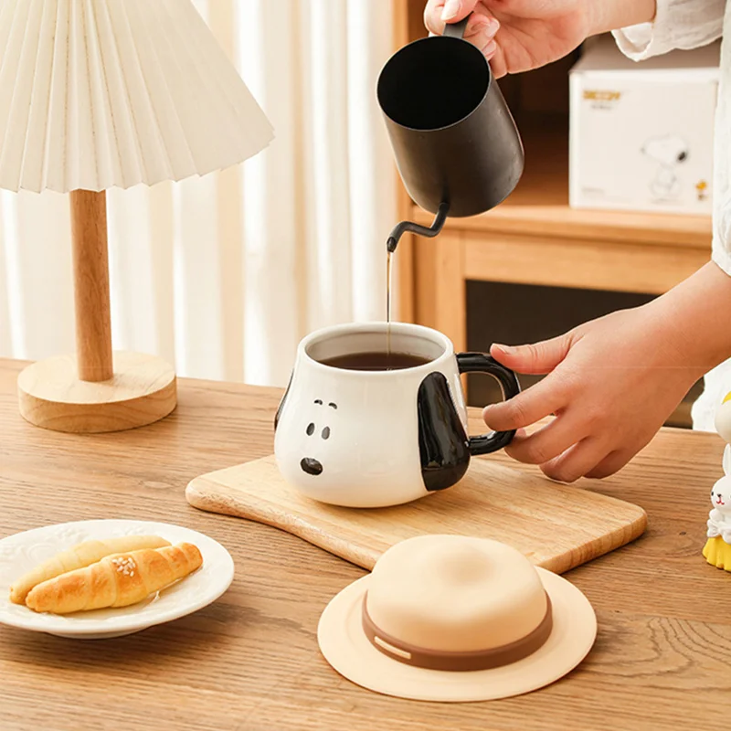 スヌーピー麦わら帽子デザインの蓋とハンドル付きセラミックマグ - Anime Merchandise Mugs のレビューと価格